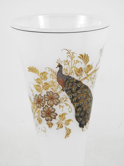 null Vase en verre opalin à col évasé à décor d'un oiseau branché.
H.: 30,5 cm.
Usure...
