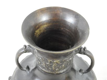 null CHINE
Vase en bronze à patine noire à deux anses détachées.
H. : 23.5 cm
Usures...