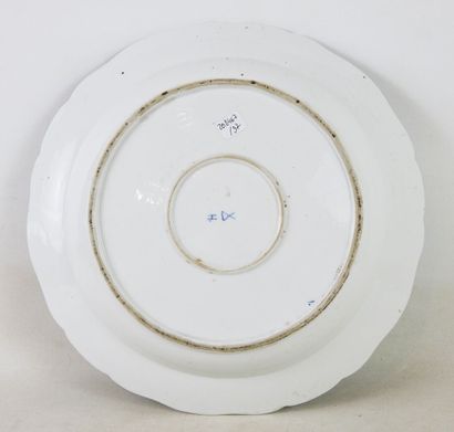 null Grand plat creux en porcelaine de forme circulaire à décor blanc bleu à décor...