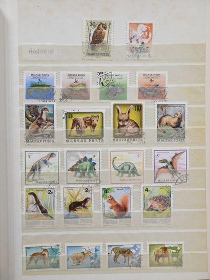 MONDE 1 classeur vert foncé de timbres-poste...