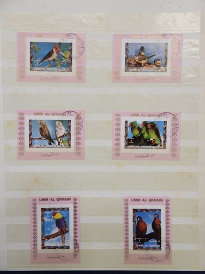 null MONDE 1 classeur vert de timbres-poste oblitérés, thématique « Animaux », comprenant :...