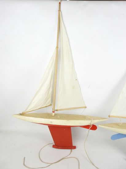 null Two sailboats in painted wood and fabric. H : 65 cm. Wear and tear. 