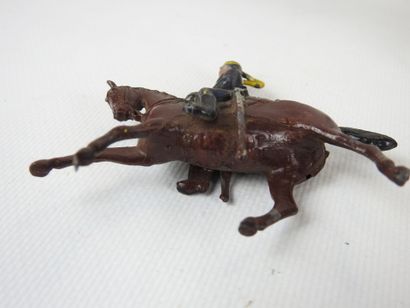 null W BRITAIN: Lot of hollow lead riders. Signed on the back. H : 9 cm. Wear and...