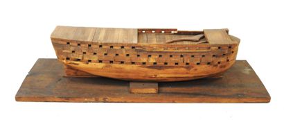 null MAQUETTE OF BOAT in wood (hull). H : 21 - W : 82 - D : 25 cm. Wear and tear...