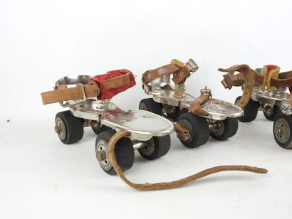 null SPEED: Two pairs of metal and rubber roller skates. L : 20cm. Wear and rust....