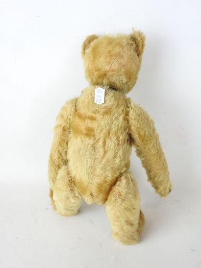 null AUTOMATED BEAR in plush. Working condition, with key. H: 32cm. Wear and tear....