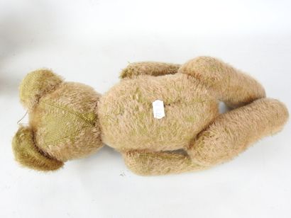 null AUTOMATED BEAR in plush. Working condition, with key. H: 32cm. Wear and tear....