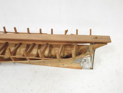null MAQUETTE of BOAT in wood and metal. H : 20 - W : 91 - D : 16 cm. Wear and accidents....