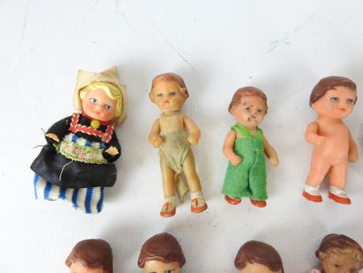null DP GERMANY: Fifteen rubber dolls. H: 7 cm. Wear and tear and accidents. All...