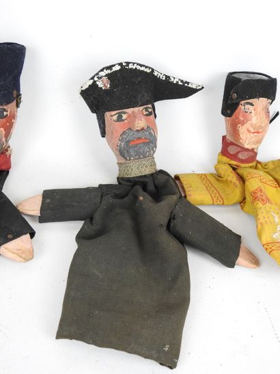 null THREE PUPPETS of puppets in fabric and painted wood. Beginning of the 20th century....