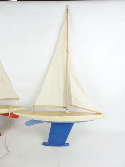 null Two sailboats in painted wood and fabric. H : 65 cm. Wear and tear. 