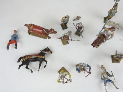 null LOT of mainly medieval SOLDIERS in hollow lead. H (max) : 12,5 cm. Wear and...