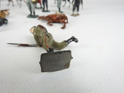 null LOT of SOLDIERS and CAVALIERS in hollow lead. H : about 6 cm. Wear and tear...