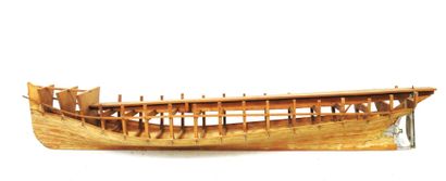 null MAQUETTE of BOAT in wood and metal. H : 20 - W : 91 - D : 16 cm. Wear and accidents....