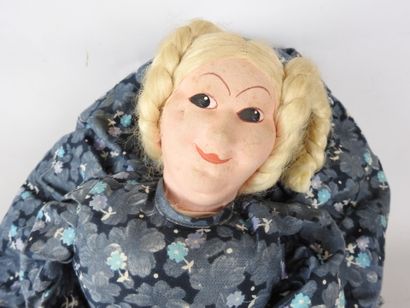 null Woman's puppet with fabric braids. H: 52 cm. Wear and tear and accidents. 