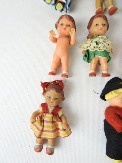null DP GERMANY: Fifteen rubber dolls. H: 7 cm. Wear and tear and accidents. All...
