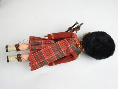 null Scottish celluloid doll, blue sleeping eyes. H: 22 cm. Wear and tear and accidents;...
