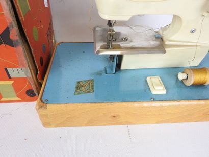 null Plastic and metal sewing machine 116 B MC. Battery operated. In its original...