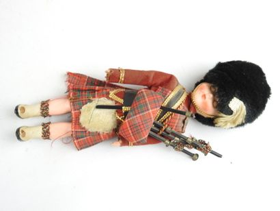 null Scottish celluloid doll, blue sleeping eyes. H: 22 cm. Wear and tear and accidents;...