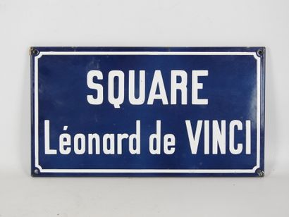  Plaque émaillée Square Léonard de Vinci. 25 x 45 cm. Usures et petits défauts Gazette Drouot