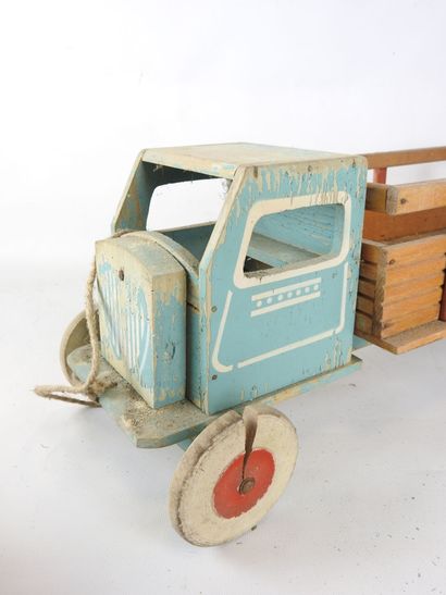 null TWO TRUCKS in painted wood. H (max) : 21 - L (max) : 58 cm. Wear and tear and...