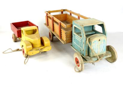 null TWO TRUCKS in painted wood. H (max) : 21 - L (max) : 58 cm. Wear and tear and...