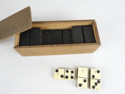 null DOMINO GAME in blackened wood and bone. In its box. Wear and small accidents....