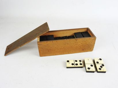 null DOMINO GAME in blackened wood and bone. In its box. Wear and small accidents....
