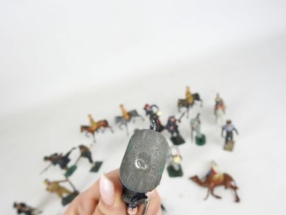 null LOT of SOLDIERS and CAVALIERS in hollow lead. H : about 6 cm. Wear and tear...