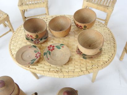 null FURNITURE for DOLL including a table and four chairs in rattan. H (max): 14...
