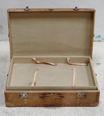 null Rectangular travel suitcase cream color.
48 x 80 x 22 cm
Worn