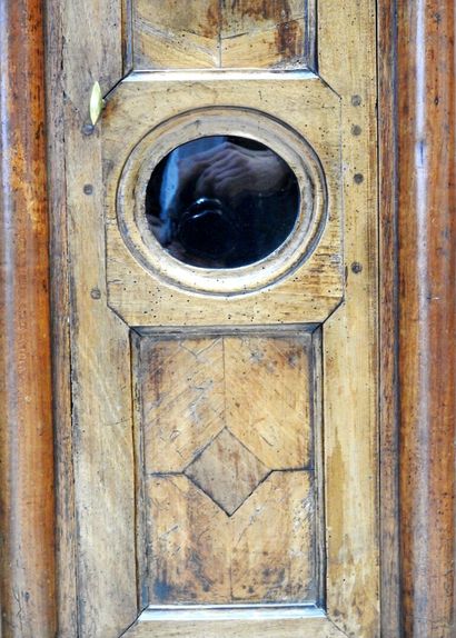 null Comtoise in natural wood in three parts decorated with half-moon pilasters,...