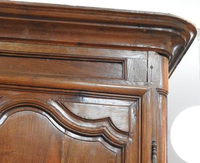 null Natural wood cabinet opening by 2 doors in front of molded. 
Eighteenth century.
With...