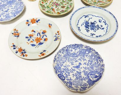 null FAR EAST
Lot in porcelain of Canton, Kakiemon, Satsuma including: lamp stand,...