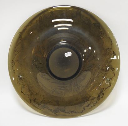 null DARGYL
Large circular cup resting on heel in smoked glass with acid-etched decoration...