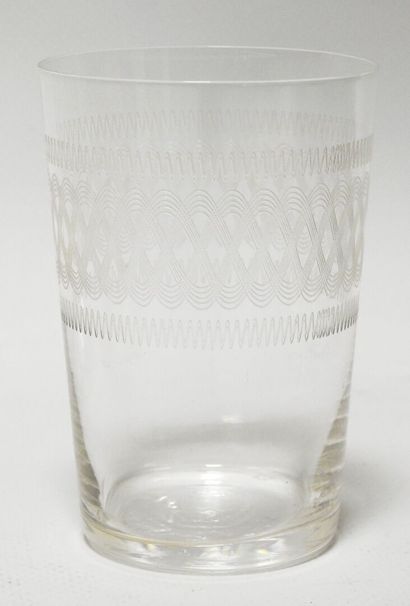 null Suite of 16 crystal glasses with engraved decoration with the point of sinusoidal...