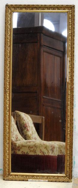 null Rectangular mirror in wood and gilded stucco decorated with acanthus leaves...