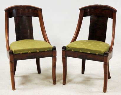 null Pair of mahogany gondola chairs, removable covers, saber feet at the back, carved...