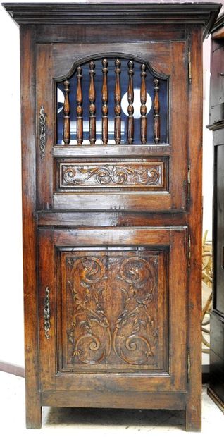 null Bonnetiere in natural wood opening by two doors in front, molded decoration...