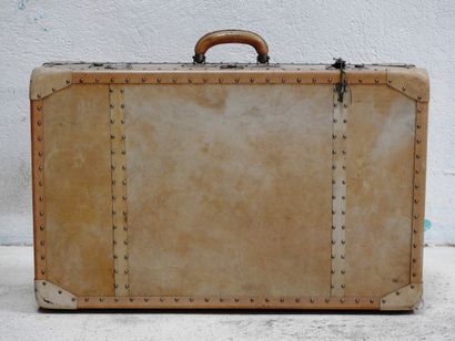 null Rectangular travel suitcase cream color.
48 x 80 x 22 cm
Worn