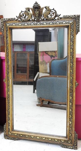 null Large rectangular mirror in wood and gilded stucco decorated with an openwork...