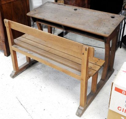 null School desk with two seats in natural wood, with bench.
78,5 x 110 x 90 cm.
Wear...