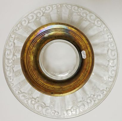 null ETLING
Large circular cup out of moulded and pressed glass with decoration of...