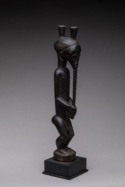 null BAOULE, Côte d'Ivoire.
Bois, patine sombre.
Statue « Asie usu » figurant un...