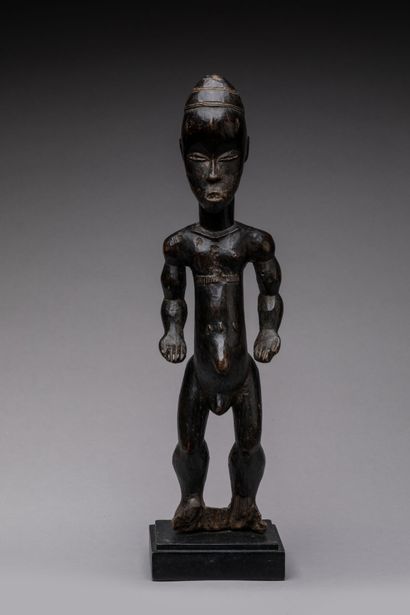 null Statue masculine debout, GOURO, Côte d'Ivoire.
Bois, patine brun-noir, reflets...