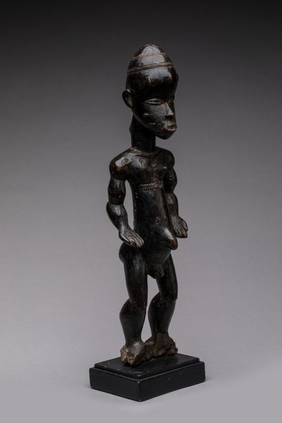 null Statue masculine debout, GOURO, Côte d'Ivoire.
Bois, patine brun-noir, reflets...