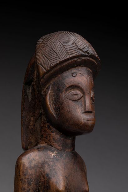 null Statue féminine debout, OVIMBUNDU, Angola.
Bois, patine nuancée brune et brun-clair,...