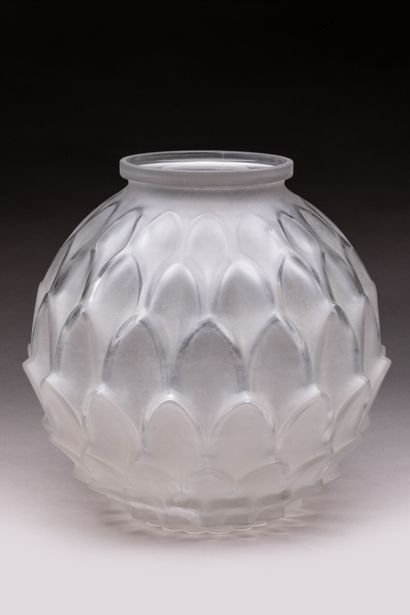 null Artichoke-shaped vase in pressed molded glass. Art-Deco period. H.22 cm