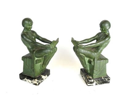 null Max LE VERRIER (1891-1973): Pair of bookends in green patina regula featuring...