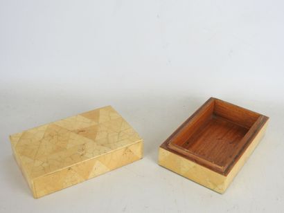 null Inlaid wood box. H: 8 - W: 18 - D: 11 cm. Wear and tear.